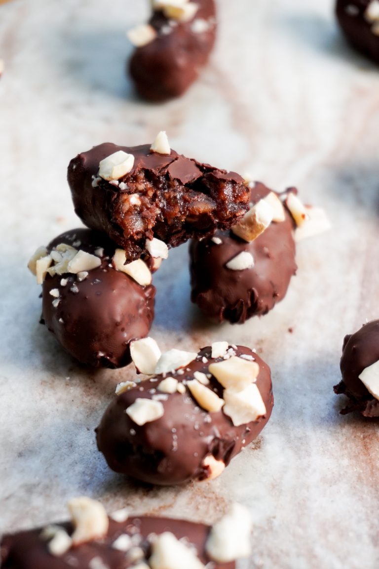 Rezept Dattel-Cashew-Pralinen – veganer Snack für Schwangerschaft und Stillzeit